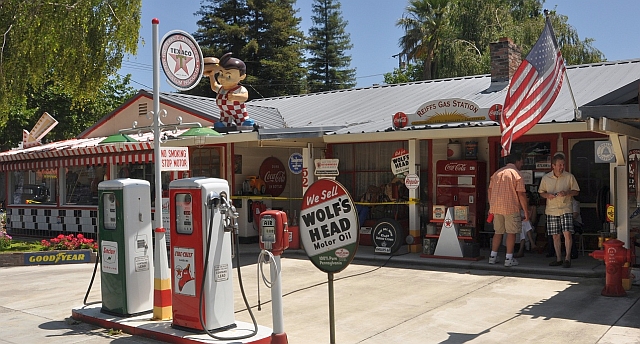 outside front view of Reiff's Gas Station Automotive Museum
